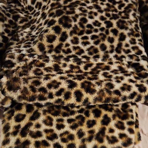 Harper & Ivy Fuzzy Leopard Print Apparel - Picture 8 of 8